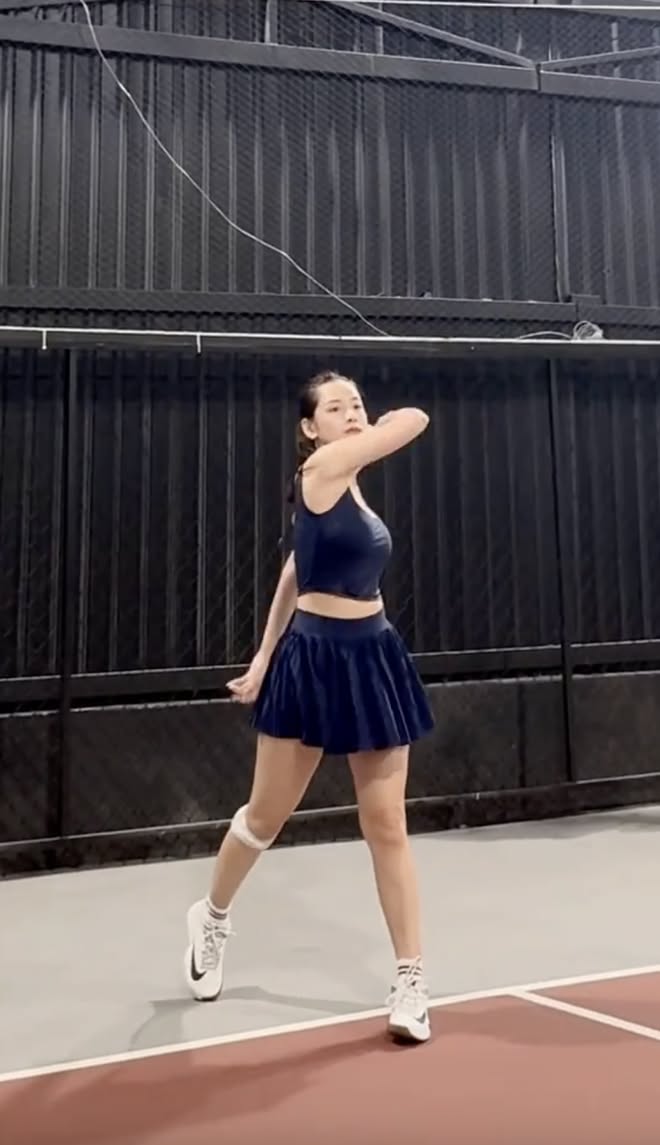 Có mấy tấm ảnh Chi Pu trong style sexy chơi pickleball thôi mà netizen ngắm mãi không rời: Visual bùng nổ, body nét từng centimet!- Ảnh 8.