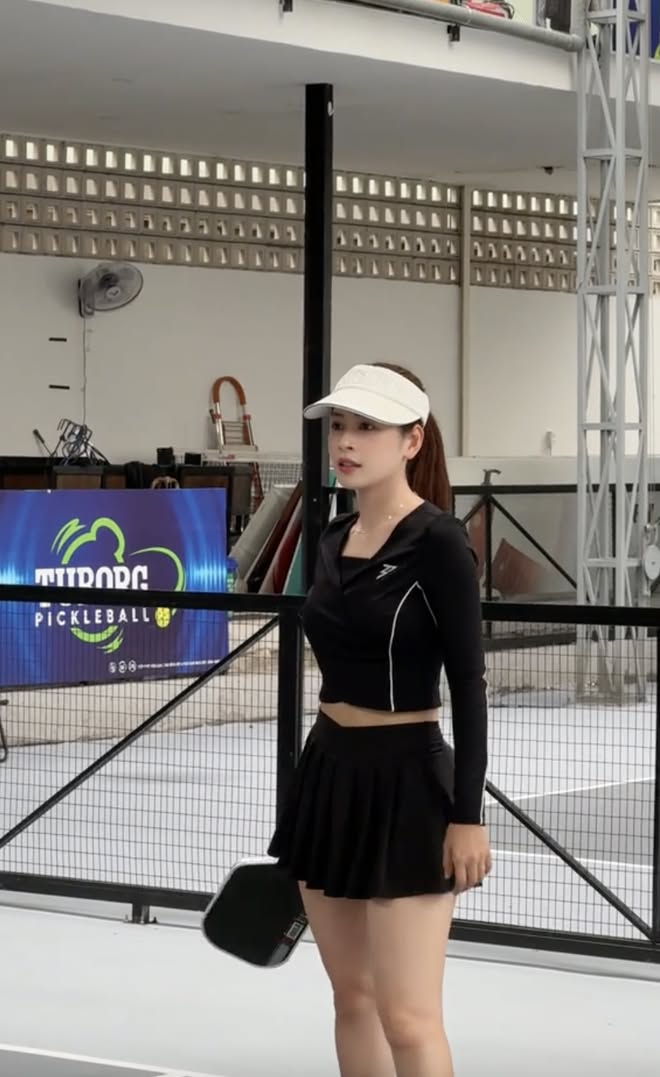 Có mấy tấm ảnh Chi Pu trong style sexy chơi pickleball thôi mà netizen ngắm mãi không rời: Visual bùng nổ, body nét từng centimet!- Ảnh 9.