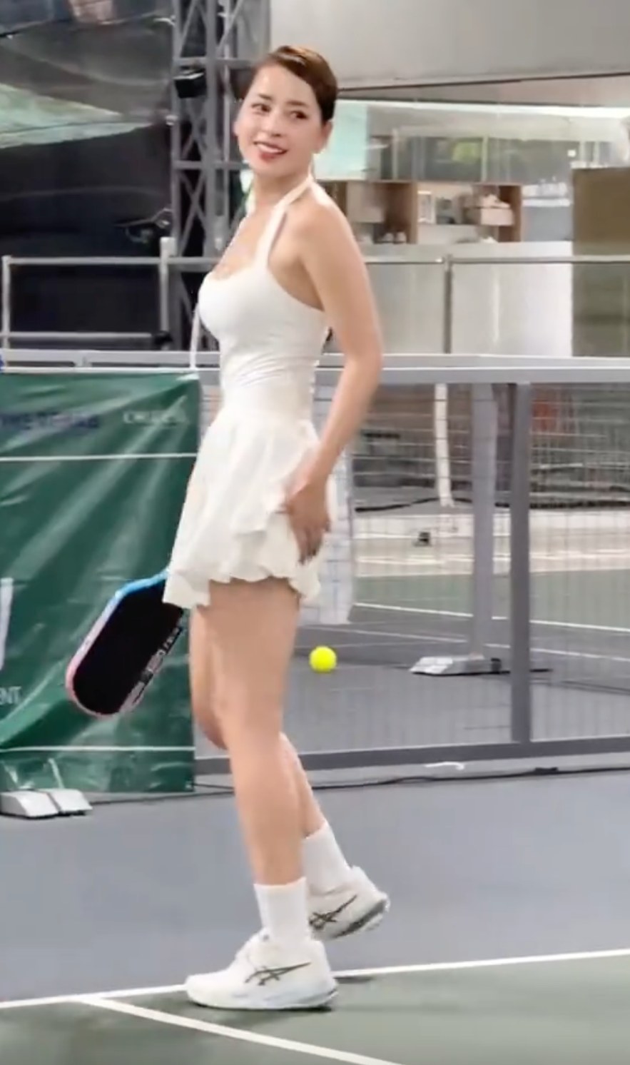 Có mấy tấm ảnh Chi Pu trong style sexy chơi pickleball thôi mà netizen ngắm mãi không rời: Visual bùng nổ, body nét từng centimet!- Ảnh 6.