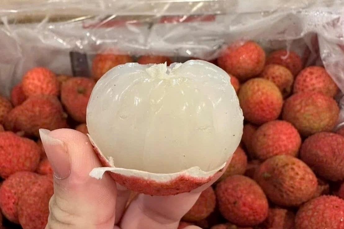 Vải thiều Úc giá gần 5 triệu/thùng 5 kg ở Việt Nam - Ảnh 1.