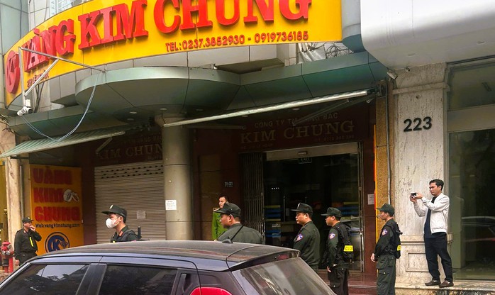 Ảnh: Khám xét nơi ở và nơi làm việc của vợ chồng chủ tiệm vàng Nguyễn Hữu Bình- Ảnh 3.