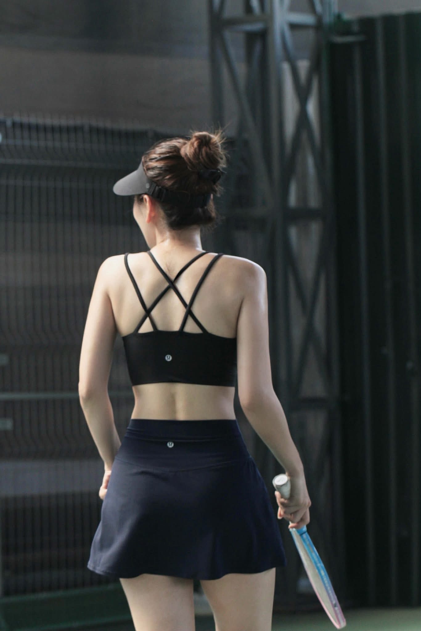 Có mấy tấm ảnh Chi Pu trong style sexy chơi pickleball thôi mà netizen ngắm mãi không rời: Visual bùng nổ, body nét từng centimet!- Ảnh 4.