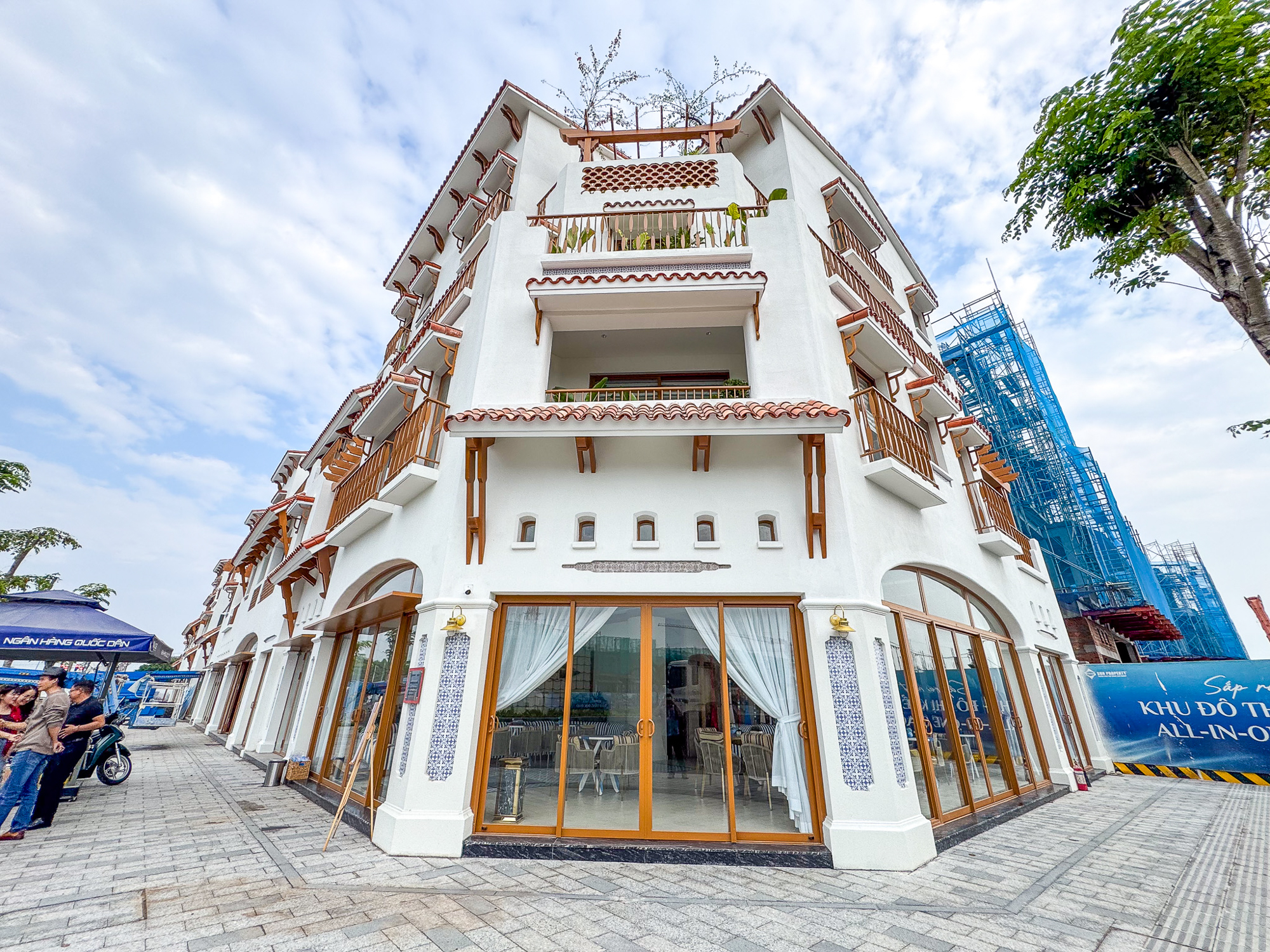 Tiến độ gây sốc tại đại đô thị lớn nhất của Sun Group ở Vũng Tàu: Hơn 4.000 công nhân xây dựng, công viên nước lớn nhất miền Nam sắp mở, giá nhà phố vượt 200 triệu đồng/m2- Ảnh 7. Tiến độ gây sốc tại đại đô thị lớn nhất của Sun Group ở Vũng Tàu: Hơn 4.000 công nhân xây dựng, công viên nước lớn nhất miền Nam sắp mở, giá nhà phố vượt 200 triệu đồng/m2- Ảnh 7.