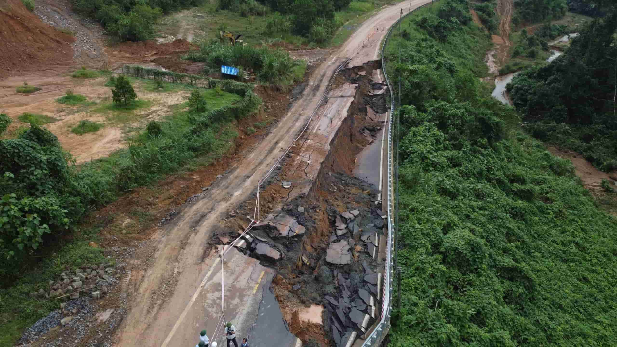 Đề xuất khẩn trương xây tuyến cao tốc mà Tập đoàn Sơn Hải muốn làm "công trình vượt núi đẹp nhất Việt Nam" - Ảnh 1.