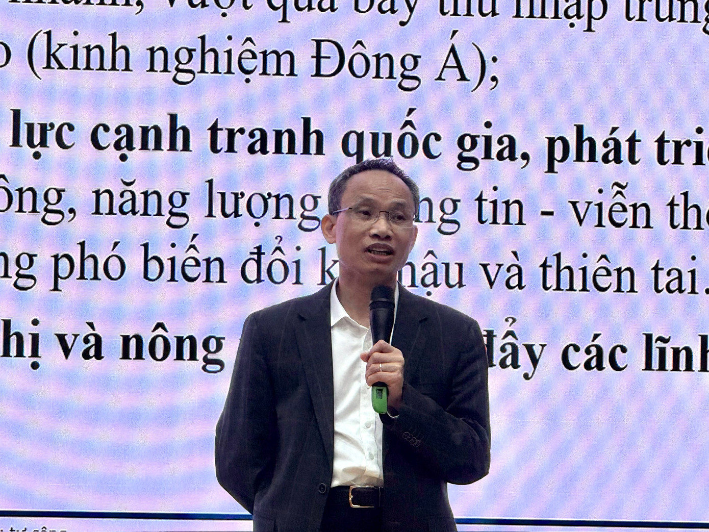 80% vốn đầu tư công cho hạ tầng, chuyên gia nói điểm mất cân đối- Ảnh 1.