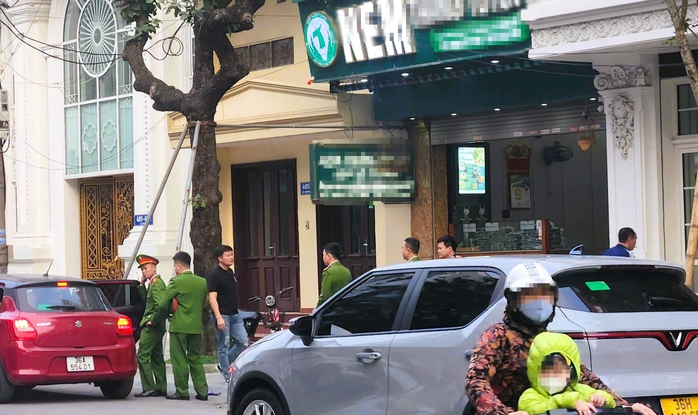 Ảnh: Khám xét nơi ở và nơi làm việc của vợ chồng chủ tiệm vàng Nguyễn Hữu Bình- Ảnh 2.