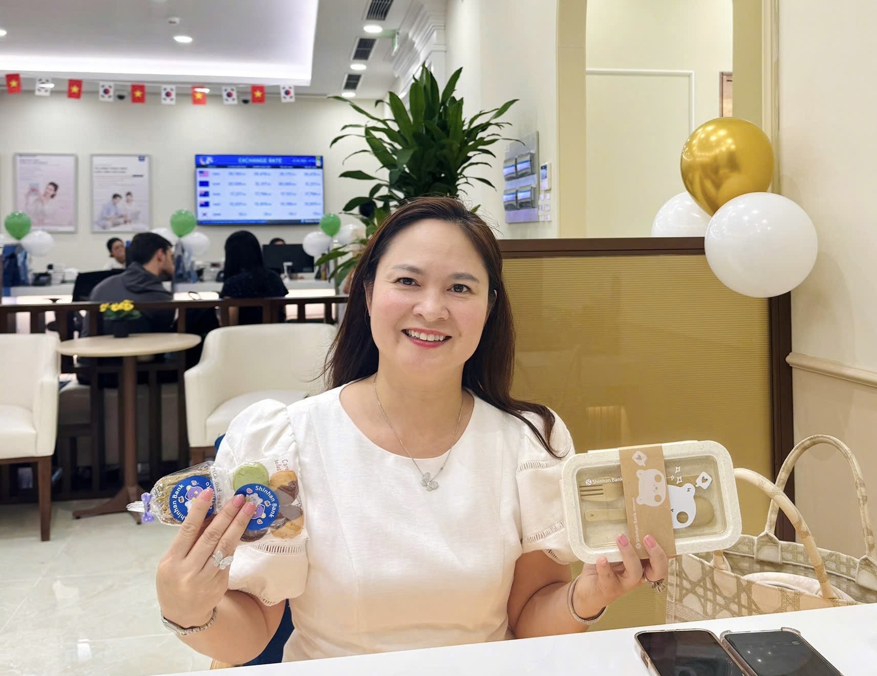 Ngân hàng Shinhan khởi động mùa lễ hội 2025 bằng tuần lễ tri ân rực rỡ - Ảnh 2. Ngân hàng Shinhan khởi động mùa lễ hội 2025 bằng tuần lễ tri ân rực rỡ - Ảnh 2.