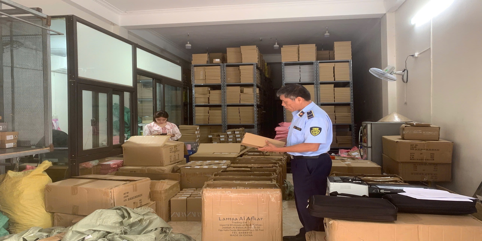 Công an Hà Nội ập vào một ngôi nhà trên phố Hoàng Công Chất - Ảnh 1.