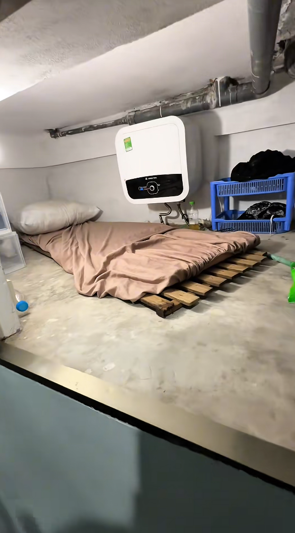 Xôn xao phòng trọ 2m2 giá thuê 500k/ tháng ở Hà Nội: Nhiều điểm bất thường- Ảnh 1. Xôn xao phòng trọ 2m2 giá thuê 500k/ tháng ở Hà Nội: Nhiều điểm bất thường- Ảnh 1.