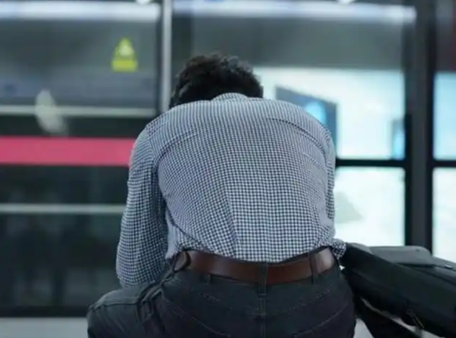 Nam nhân viên bị sa thải đúng ngày sinh nhật, nộp cả trăm CV không ai ngó tới: Chỉ đổi 2 chi tiết trong hồ sơ, đời sang trang bất ngờ- Ảnh 1. Nam nhân viên bị sa thải đúng ngày sinh nhật, nộp cả trăm CV không ai ngó tới: Chỉ đổi 2 chi tiết trong hồ sơ, đời sang trang bất ngờ- Ảnh 1.