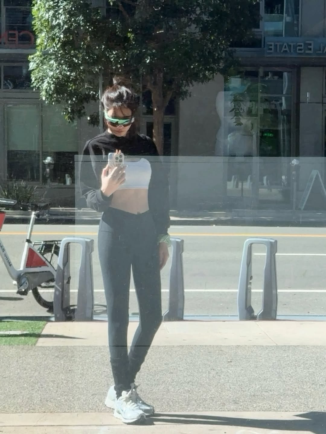 Mỹ nhân Penthouse gặp sự cố, liên tục che mặt, khiến gần 5 triệu người thắc mắc- Ảnh 18.