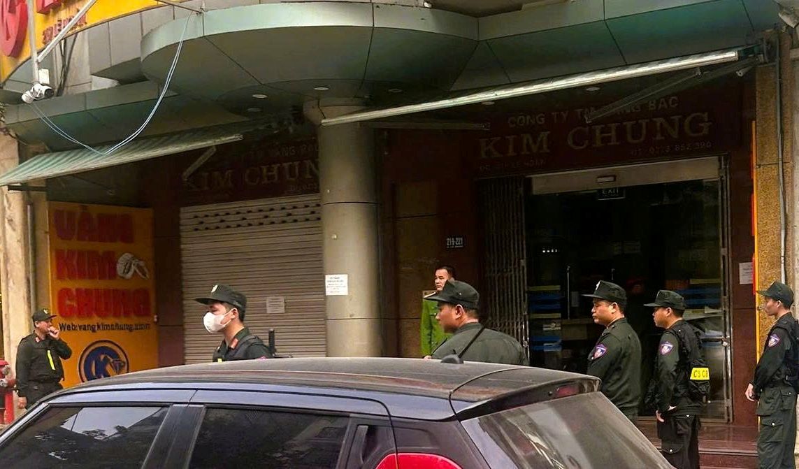 Ảnh: Khám xét nơi ở và nơi làm việc của vợ chồng chủ tiệm vàng Nguyễn Hữu Bình- Ảnh 4.