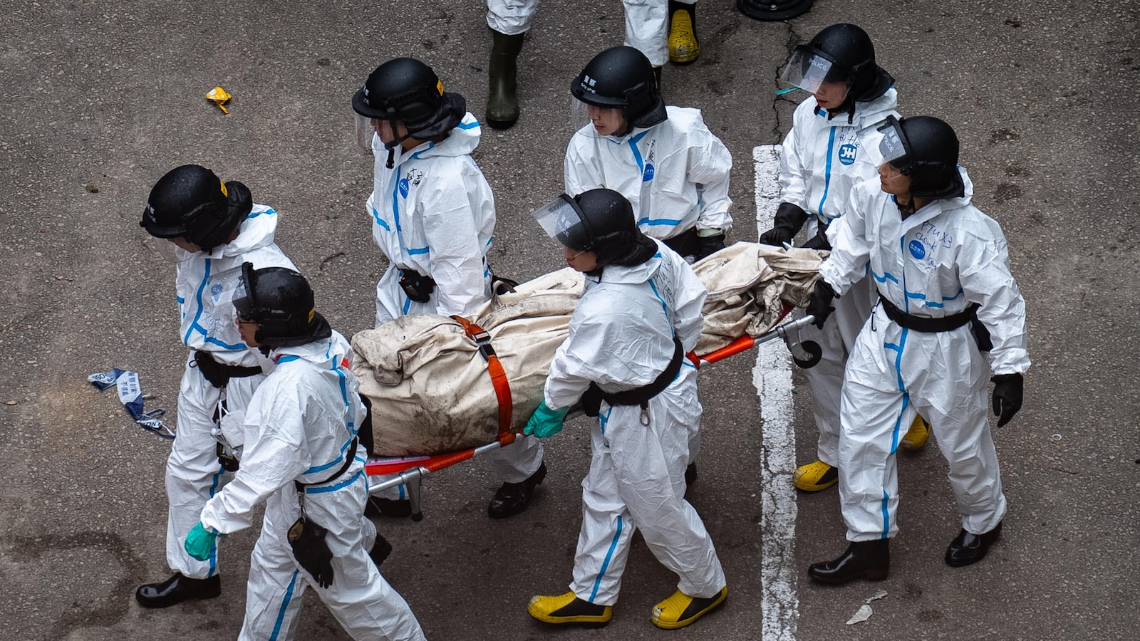 Dừng tìm nạn nhân vụ cháy chung cư Hong Kong, số phận của những người chưa được tìm thấy sẽ thế nào?- Ảnh 2. Dừng tìm nạn nhân vụ cháy chung cư Hong Kong, số phận của những người chưa được tìm thấy sẽ thế nào?- Ảnh 2.