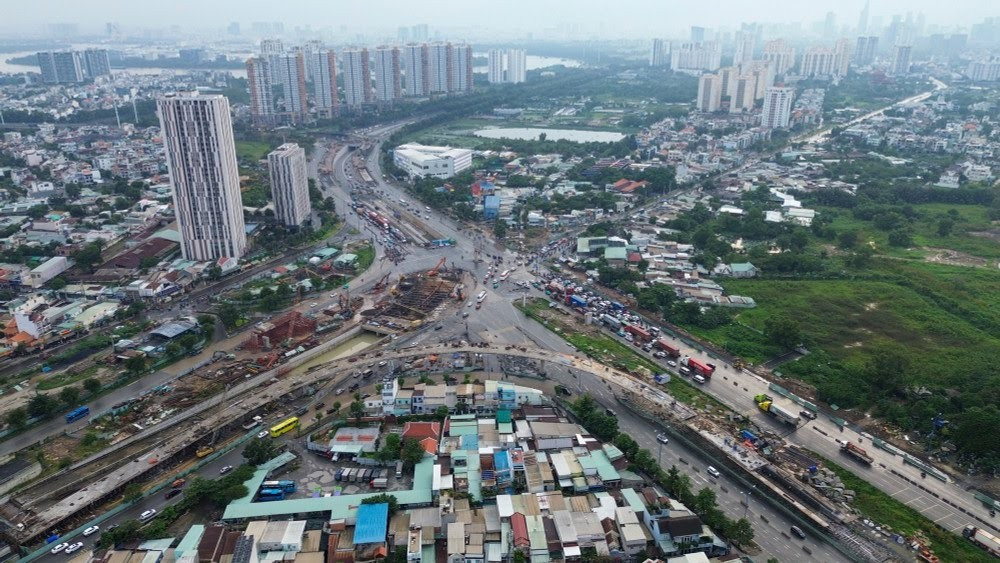 Vì sao cuối năm, TPHCM vẫn dày đặc rào chắn và công trình đào đường?- Ảnh 1.