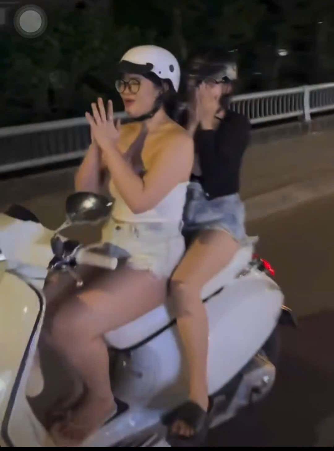 Sốc: Cô gái trẻ chắp tay lạy khi đang điều khiển xe máy - Ảnh 1.