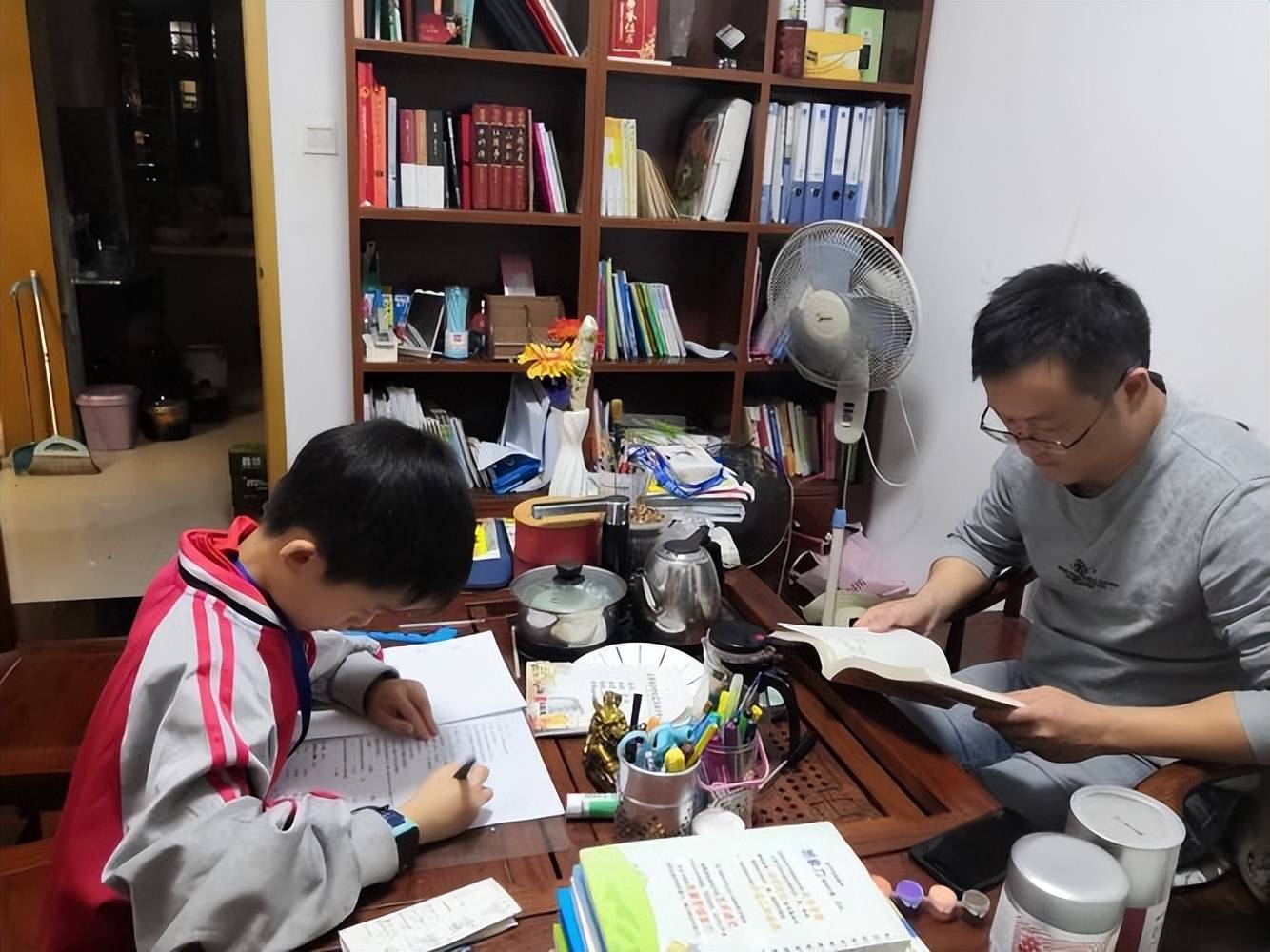 Điều đầu tiên mà trẻ làm khi đi học về quyết định con bạn là "học sinh giỏi" hay "học sinh kém"!- Ảnh 2.