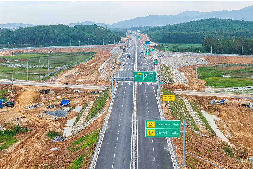 Ngắm cao tốc hơn 20.400 tỷ đồng chuẩn bị khánh thành: Có hầm lớn nhất cao tốc Bắc-Nam, về đích trước 8 tháng nhờ phương pháp đào hầm đặc biệt của Đèo Cả - Ảnh 2.