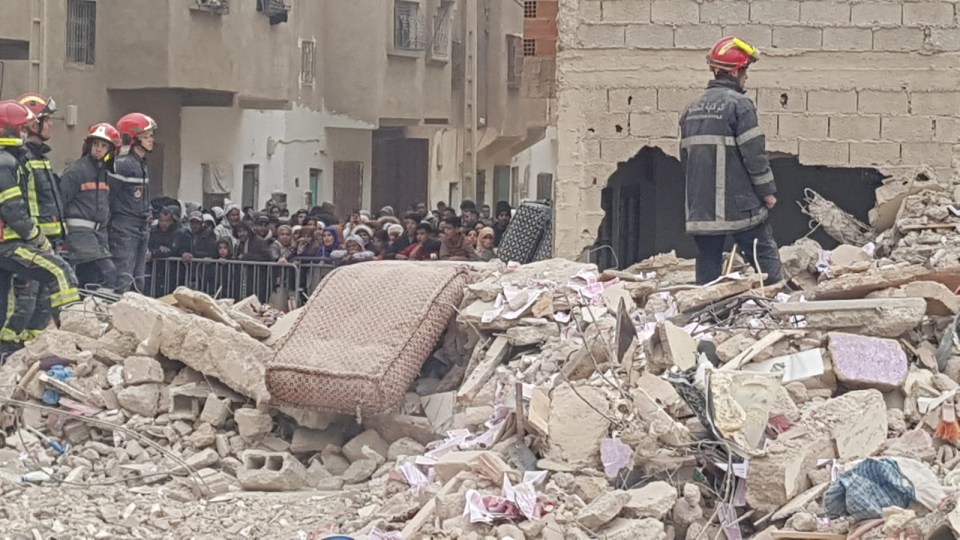 Hai tòa nhà bất ngờ đổ sụp, người dân đào bới đống đổ nát tìm người thân trong tuyệt vọng- Ảnh 3. Hai tòa nhà bất ngờ đổ sụp, người dân đào bới đống đổ nát tìm người thân trong tuyệt vọng- Ảnh 3.