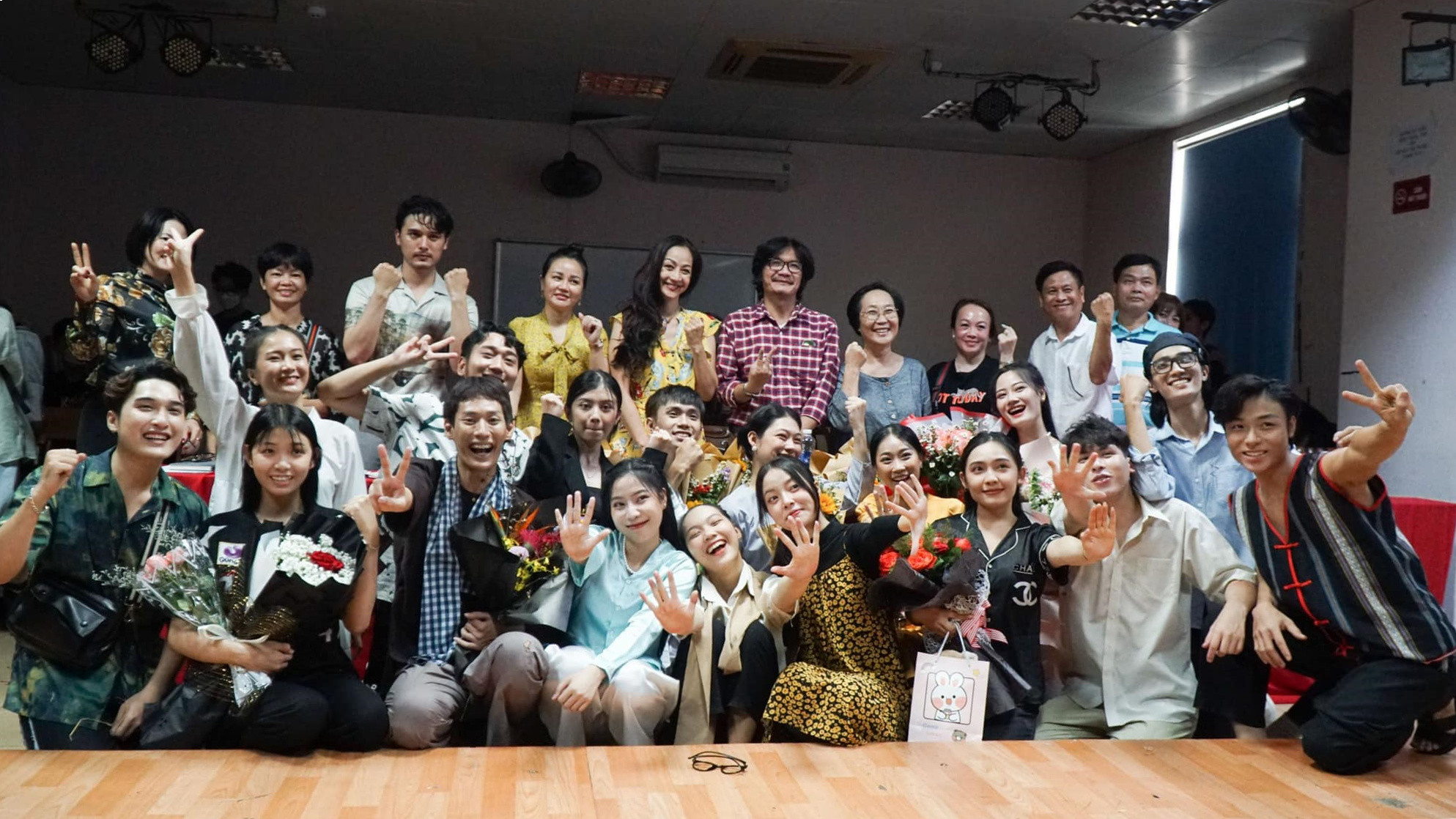 Nam NSƯT nổi tiếng cả nước, cưới học trò kém 22 tuổi, U70 lo “cơm áo gạo tiền” để con gái học trường song ngữ- Ảnh 4. Nam NSƯT nổi tiếng cả nước, cưới học trò kém 22 tuổi, U70 lo “cơm áo gạo tiền” để con gái học trường song ngữ- Ảnh 4.