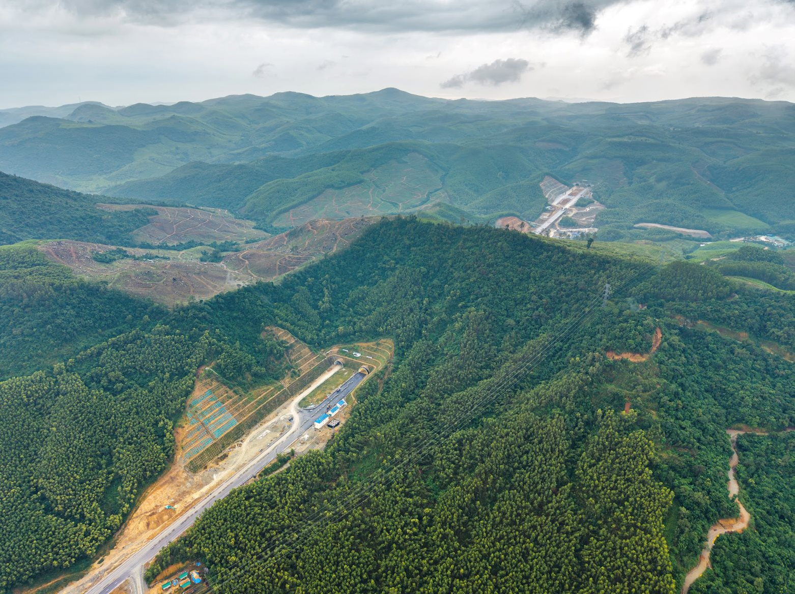 Ngắm cao tốc hơn 20.400 tỷ đồng chuẩn bị khánh thành: Có hầm lớn nhất cao tốc Bắc-Nam, về đích trước 8 tháng nhờ phương pháp đào hầm đặc biệt của Đèo Cả - Ảnh 8.