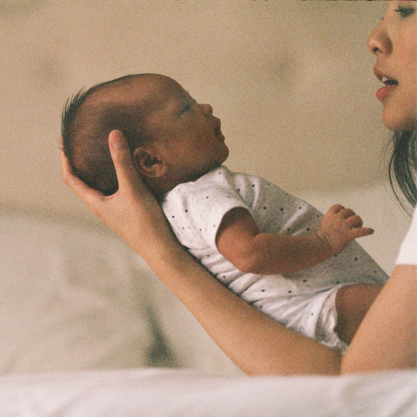 Mẹ 3 con Hà Tăng và đôi mắt in hằn dấu vết tuổi tác: "Đây là một kiệt tác của hành trình làm mẹ" - Ảnh 9. Mẹ 3 con Hà Tăng và đôi mắt in hằn dấu vết tuổi tác: "Đây là một kiệt tác của hành trình làm mẹ" - Ảnh 9.