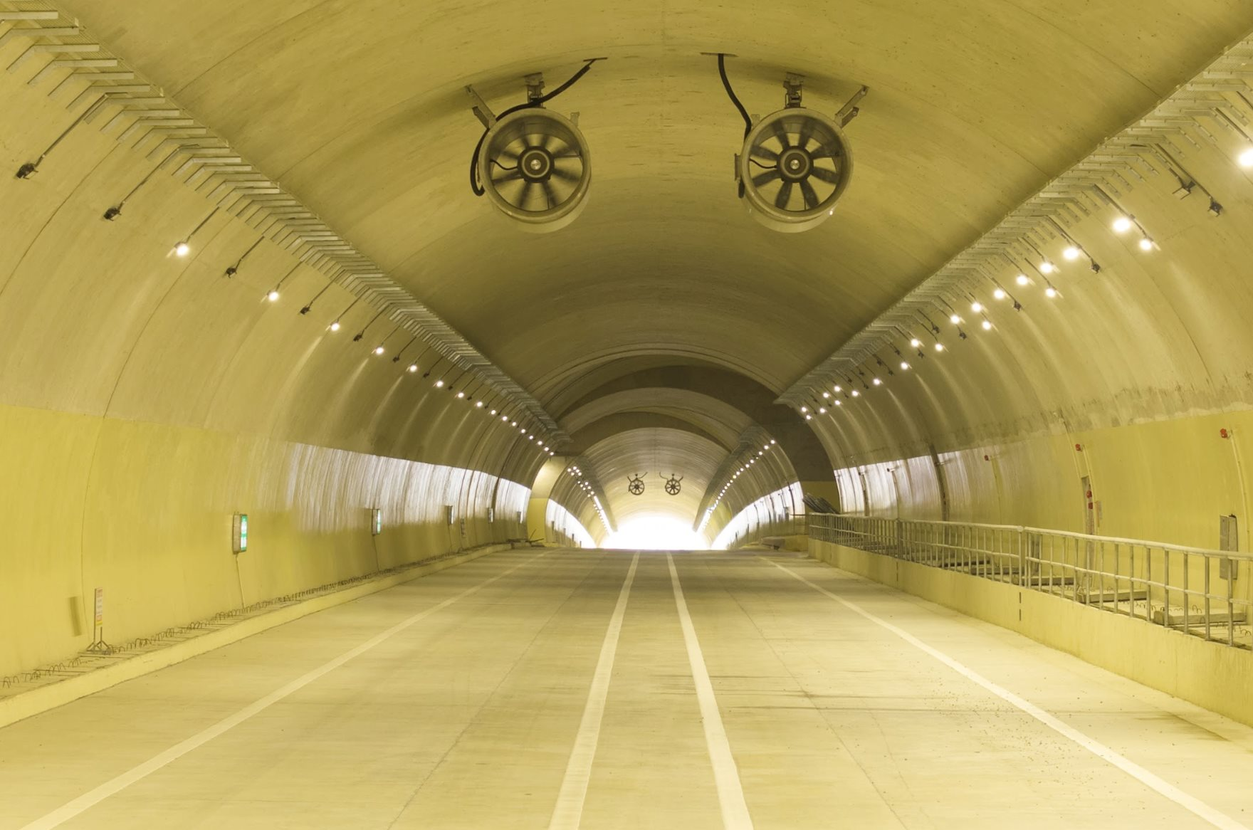 Ngắm cao tốc hơn 20.400 tỷ đồng chuẩn bị khánh thành: Có hầm lớn nhất cao tốc Bắc-Nam, về đích trước 8 tháng nhờ phương pháp đào hầm đặc biệt của Đèo Cả - Ảnh 5.