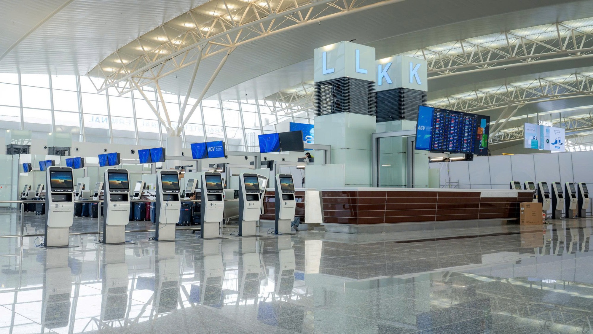 Sân bay nổi tiếng Việt Nam rót 5.000 tỷ đồng xây nhà ga 5 sao, có cả 'phi thuyền' soi chiếu xịn nhất thế giới - Ảnh 2.