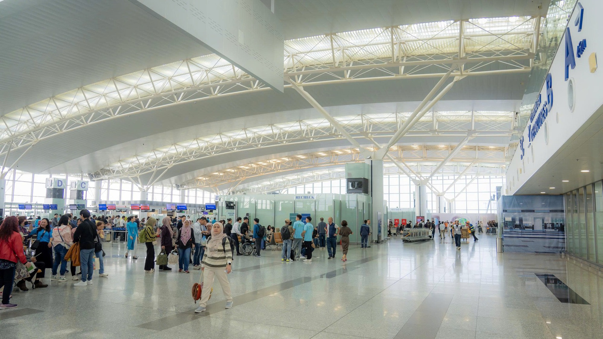 Sân bay nổi tiếng Việt Nam rót 5.000 tỷ đồng xây nhà ga 5 sao, có cả 'phi thuyền' soi chiếu xịn nhất thế giới - Ảnh 6.