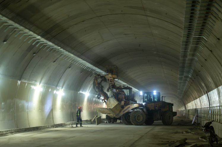 Ngắm cao tốc hơn 20.400 tỷ đồng chuẩn bị khánh thành: Có hầm lớn nhất cao tốc Bắc-Nam, về đích trước 8 tháng nhờ phương pháp đào hầm đặc biệt của Đèo Cả - Ảnh 6.