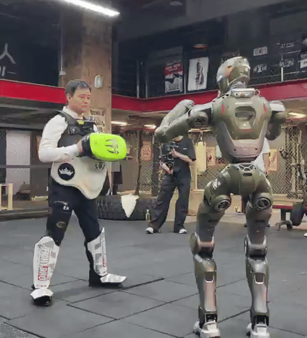 Bị nghi ngờ dùng CGI, CEO công ty Trung Quốc để robot chiến đấu đạp ngã văng xuống đất - Ảnh 1.