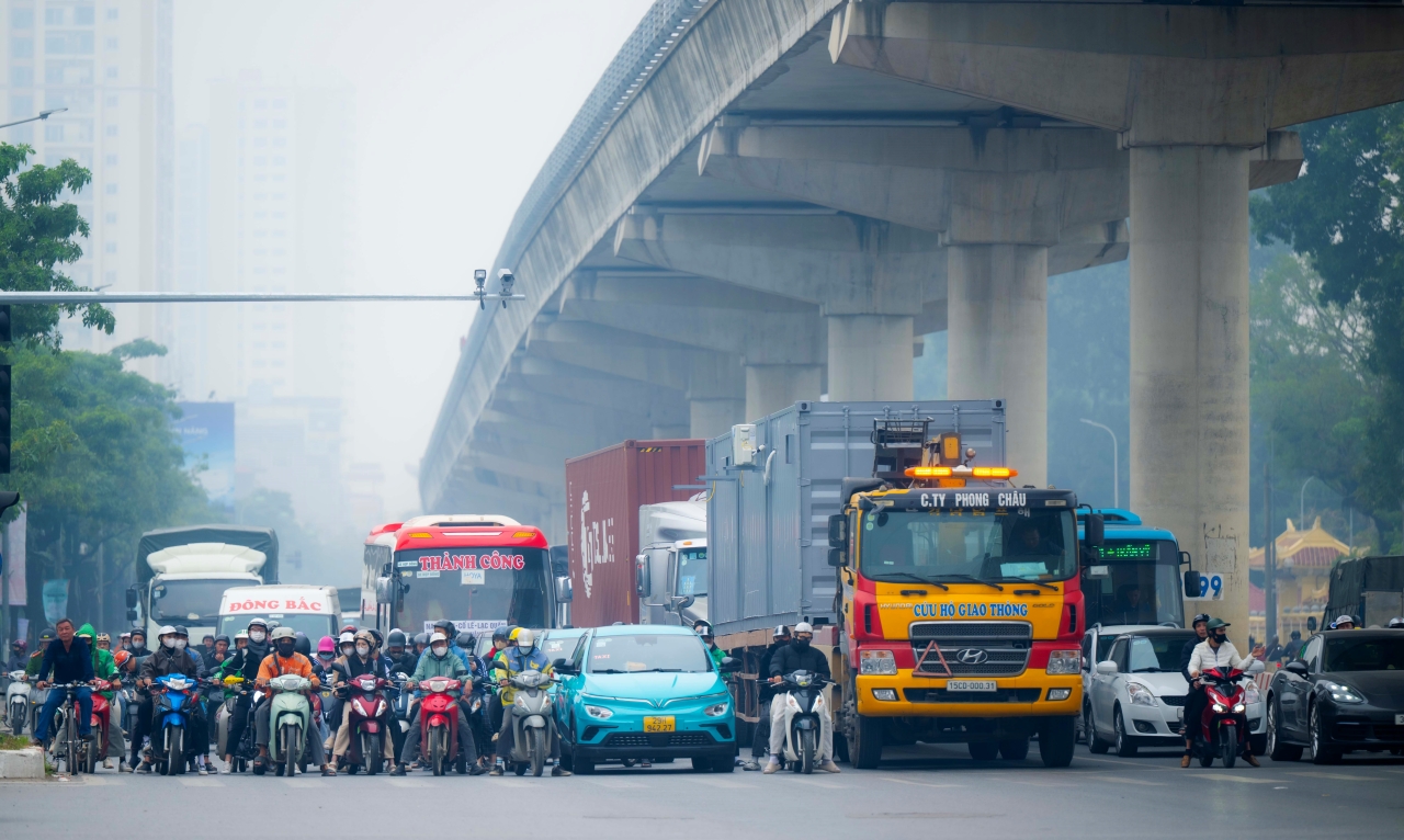 Hình ảnh bất ngờ trên các tuyến phố Hà Nội sau khi 1.837 camera AI chính thức đi vào hoạt động- Ảnh 1. Hình ảnh bất ngờ trên các tuyến phố Hà Nội sau khi 1.837 camera AI chính thức đi vào hoạt động- Ảnh 1.