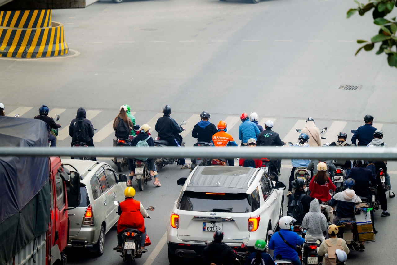 Hình ảnh bất ngờ trên các tuyến phố Hà Nội sau khi 1.837 camera AI chính thức đi vào hoạt động- Ảnh 4. Hình ảnh bất ngờ trên các tuyến phố Hà Nội sau khi 1.837 camera AI chính thức đi vào hoạt động- Ảnh 4.