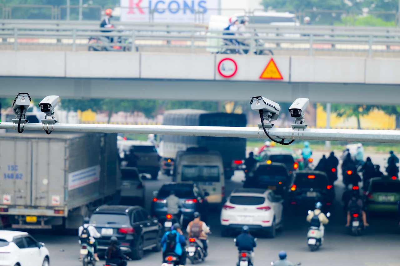 Hình ảnh bất ngờ trên các tuyến phố Hà Nội sau khi 1.837 camera AI chính thức đi vào hoạt động- Ảnh 6. Hình ảnh bất ngờ trên các tuyến phố Hà Nội sau khi 1.837 camera AI chính thức đi vào hoạt động- Ảnh 6.