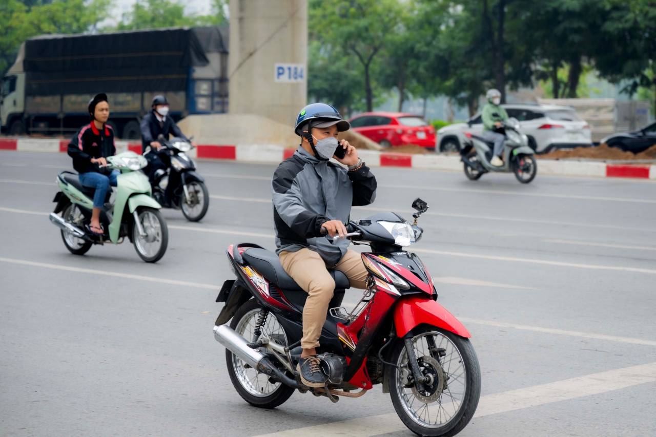 Hình ảnh bất ngờ trên các tuyến phố Hà Nội sau khi 1.837 camera AI chính thức đi vào hoạt động- Ảnh 9. Hình ảnh bất ngờ trên các tuyến phố Hà Nội sau khi 1.837 camera AI chính thức đi vào hoạt động- Ảnh 9.