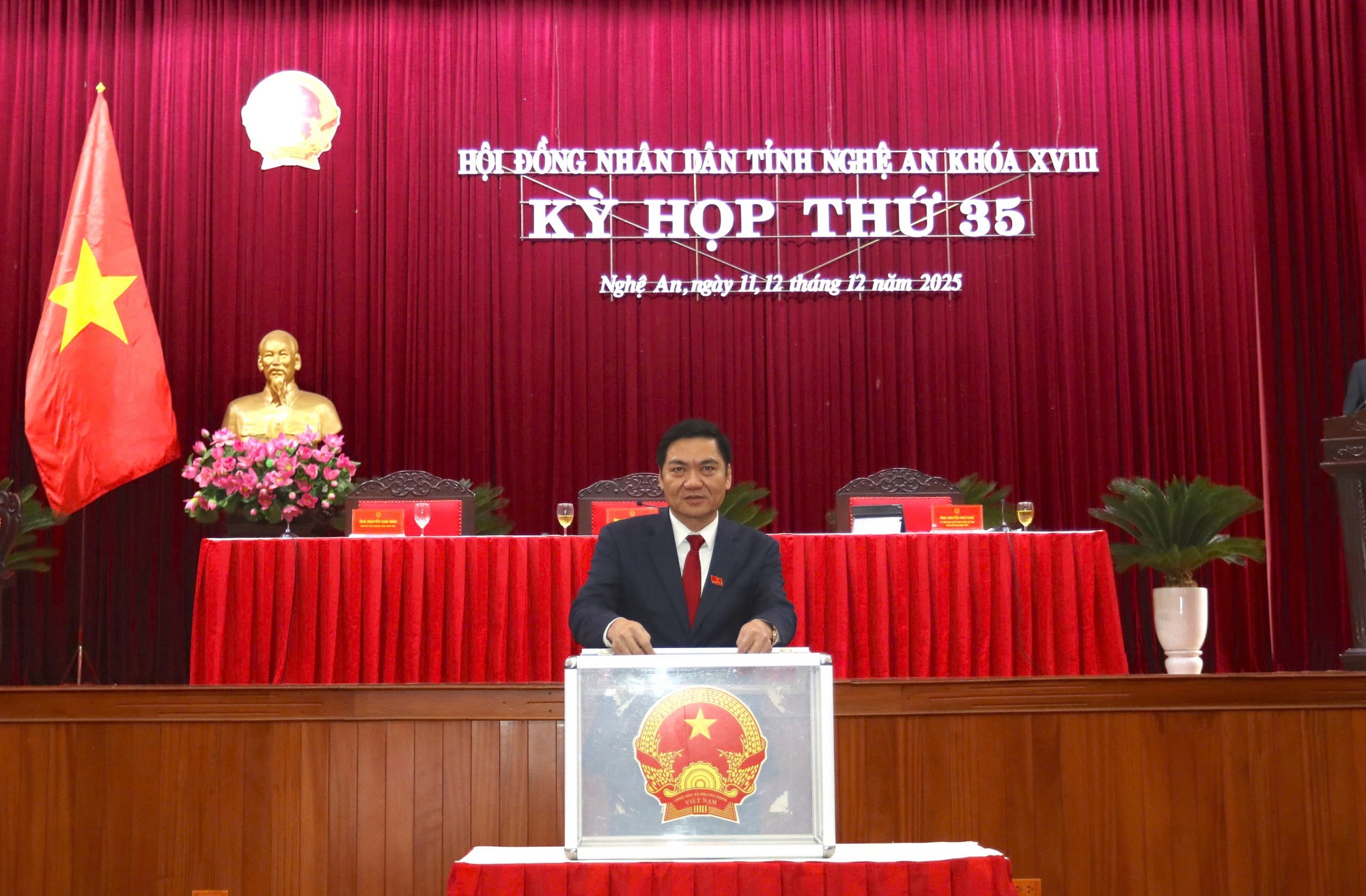 Ông Thái Văn Thành được bầu giữ chức Phó chủ tịch tỉnh Nghệ An  - Ảnh 2.