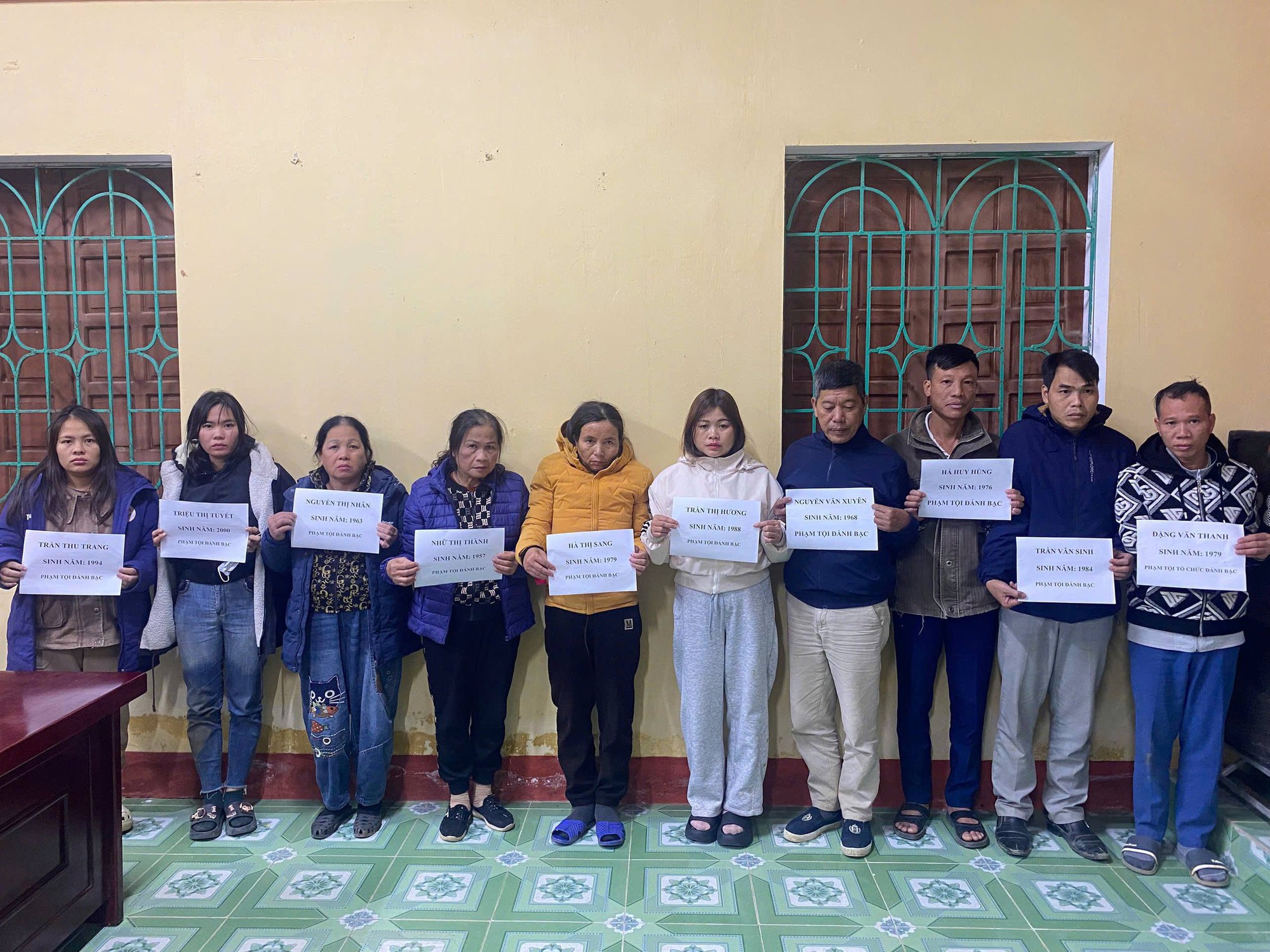 Cảnh sát mật phục, bắt Trần Thị Hương và nhiều phụ nữ - Ảnh 1.