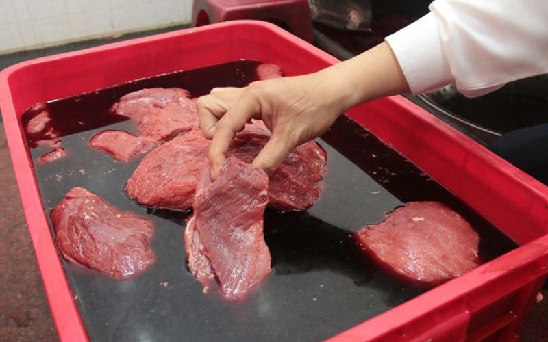 6 dấu hiệu nhận biết thịt bò "phù phép", rẻ mấy cũng không mua - Ảnh 3. 6 dấu hiệu nhận biết thịt bò "phù phép", rẻ mấy cũng không mua - Ảnh 3.