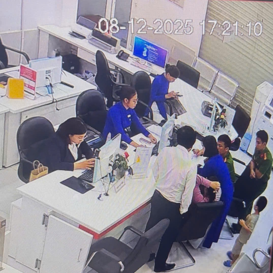 Kiểm tra điện thoại của vị khách đến rút sổ tiết kiệm 900 triệu: Nhân viên ngân hàng phát hiện chuỗi tin nhắn lạ, liền thông báo khẩn cho công an - Ảnh 1.
