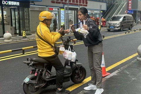 Làm shipper 5 năm, đến ngày rút 300 triệu xây nhà, ngân hàng nói: "Anh… chưa từng mở sổ ở đây" - Ảnh 1. Làm shipper 5 năm, đến ngày rút 300 triệu xây nhà, ngân hàng nói: "Anh… chưa từng mở sổ ở đây" - Ảnh 1.