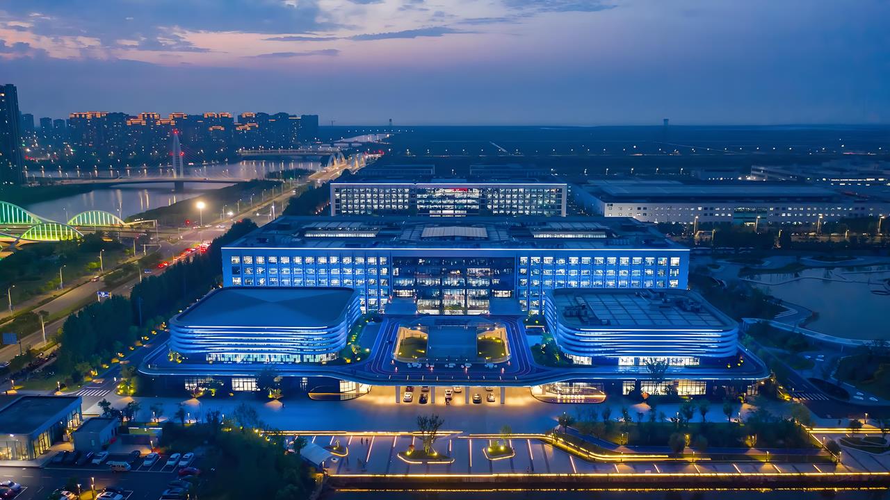 Geely sau 40 năm: từ xưởng linh kiện tủ lạnh đến hệ sinh thái ô tô toàn cầu, phóng cả vệ tinh - Ảnh 3. Geely sau 40 năm: từ xưởng linh kiện tủ lạnh đến hệ sinh thái ô tô toàn cầu, phóng cả vệ tinh - Ảnh 3.