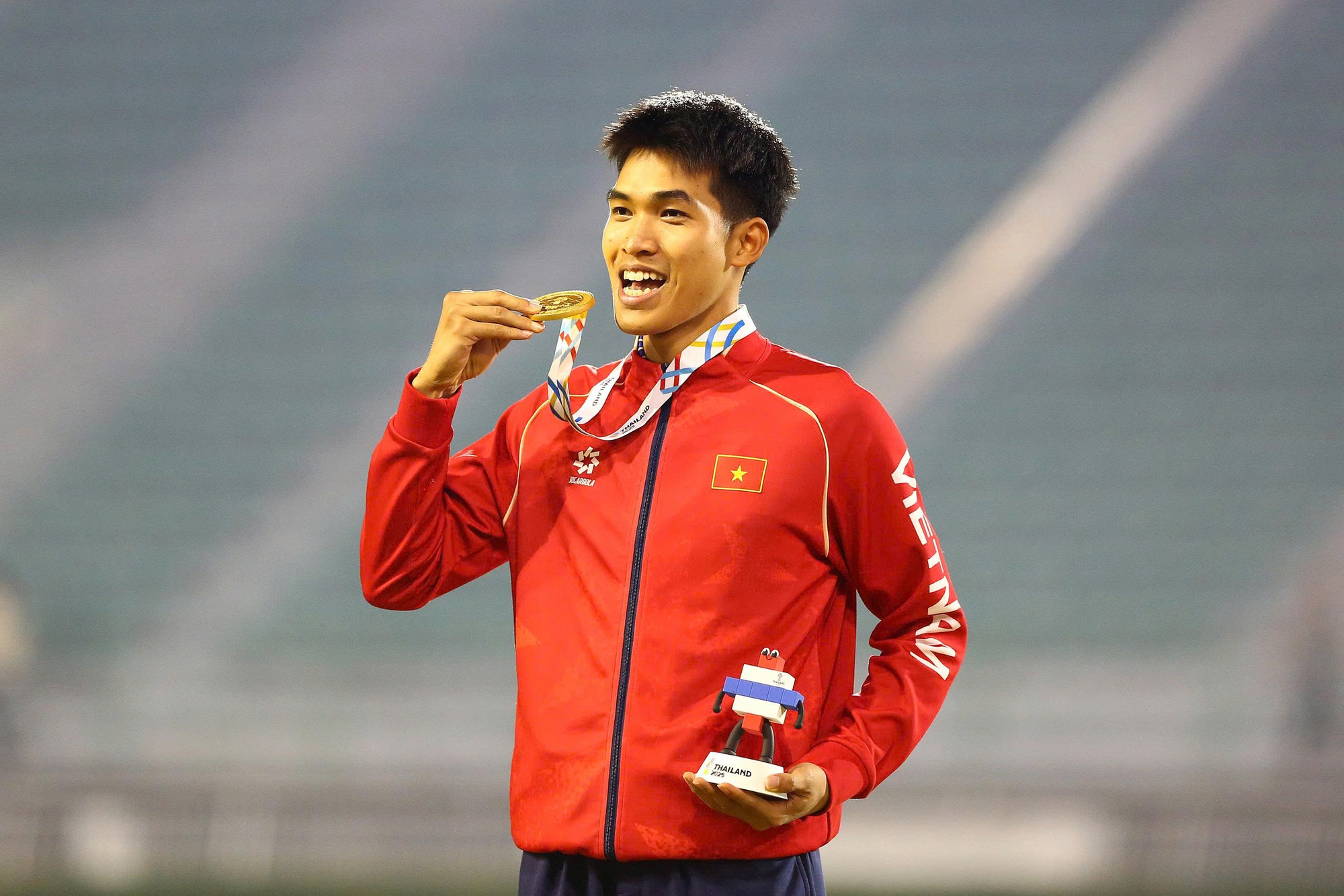 Khoảnh khắc xúc động, người bố chân đứng không vững, mắt rớm lệ khi con trai giành HCV SEA Games cho Việt Nam- Ảnh 8.