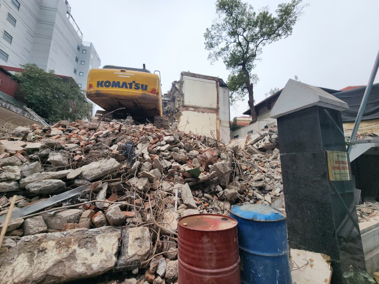 Bắt đầu phá dỡ các công trình để phục vụ dự án quanh hồ Hoàn Kiếm- Ảnh 1.