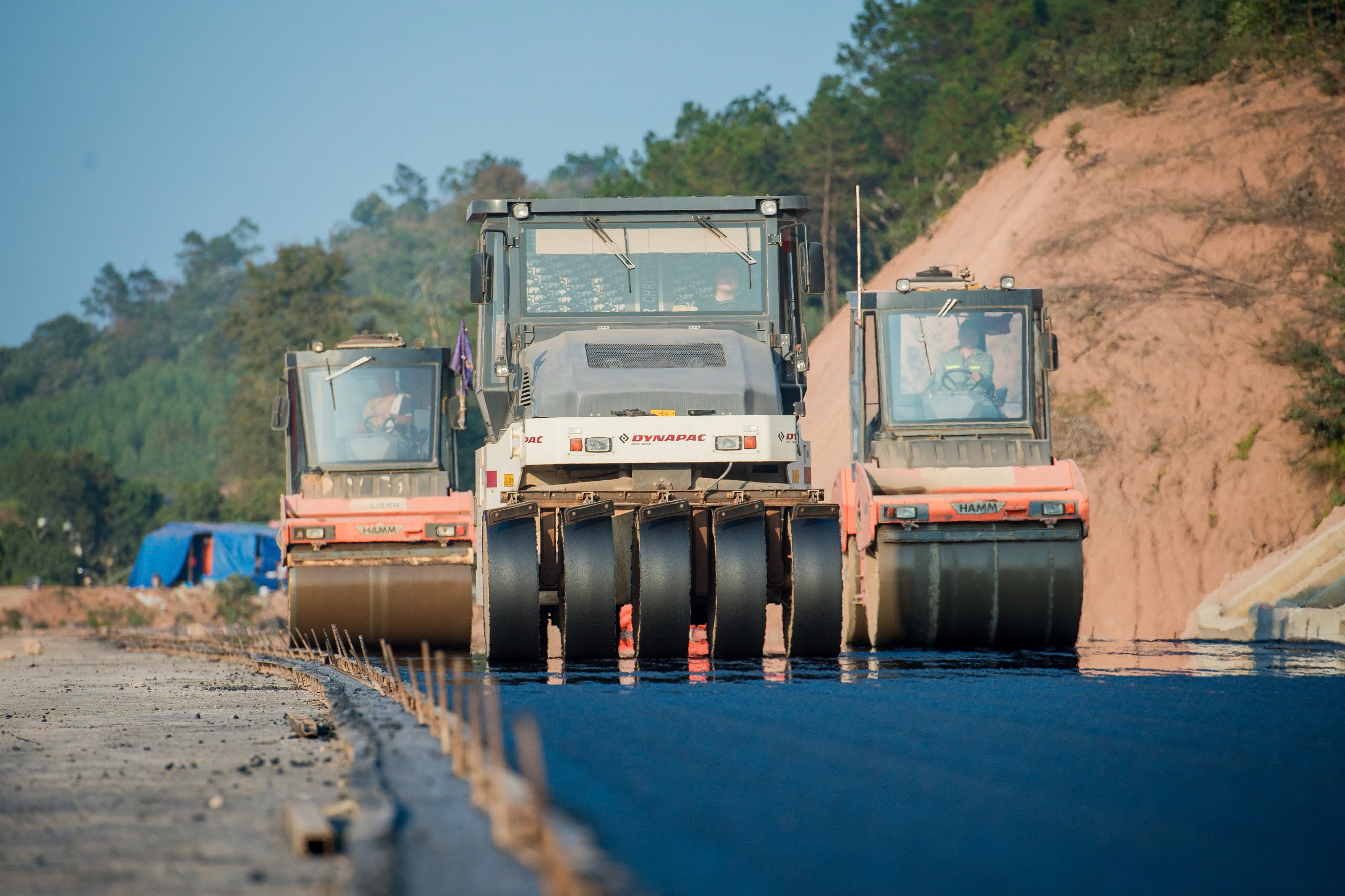 Toàn cảnh đoạn đầu tiên của cao tốc dài nhất Việt Nam: Trị giá 11.000 tỷ, sẽ thông xe sau một tuần nữa - Ảnh 10.