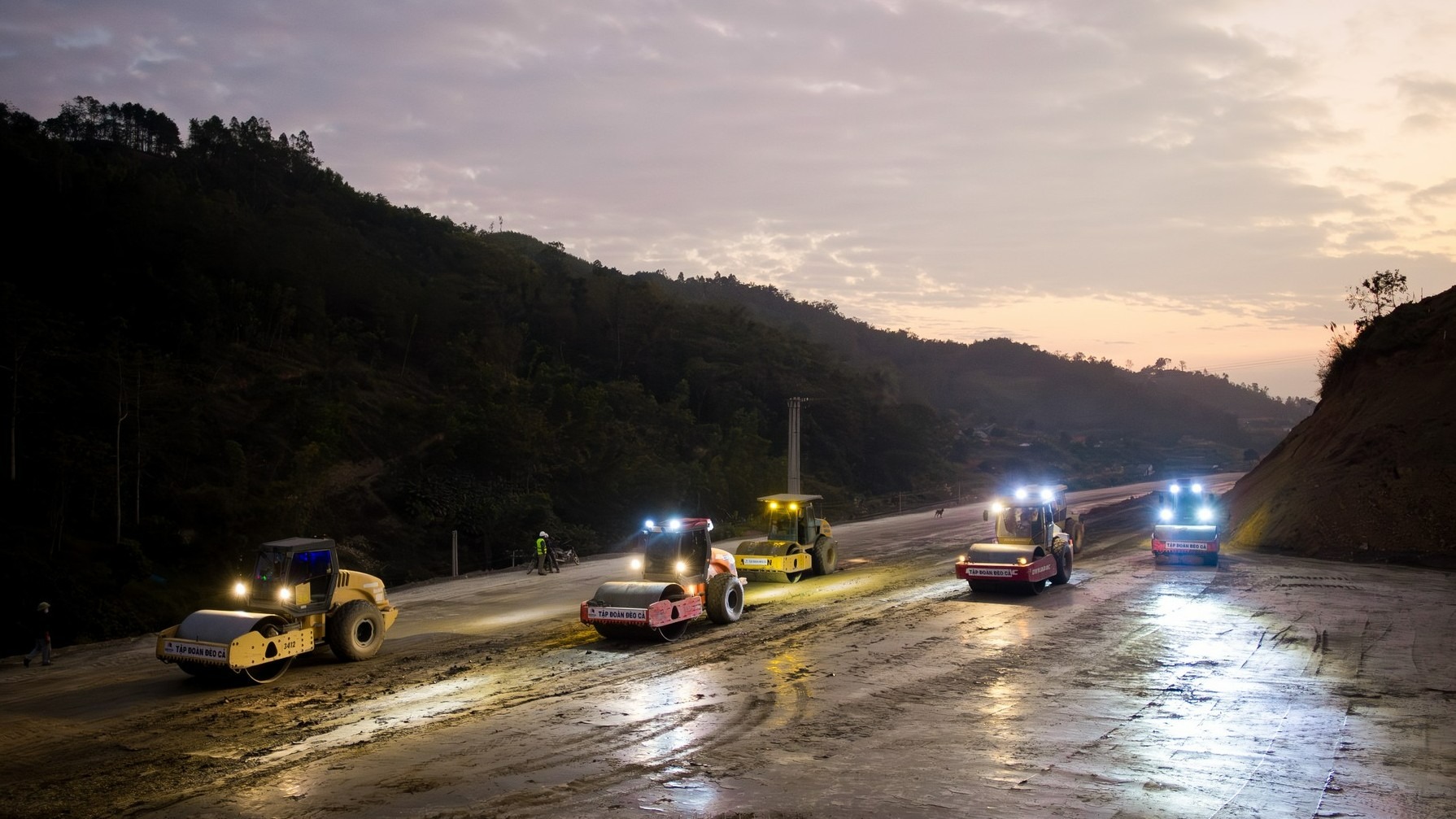 Toàn cảnh đoạn đầu tiên của cao tốc dài nhất Việt Nam: Trị giá 11.000 tỷ, sẽ thông xe sau một tuần nữa - Ảnh 12.