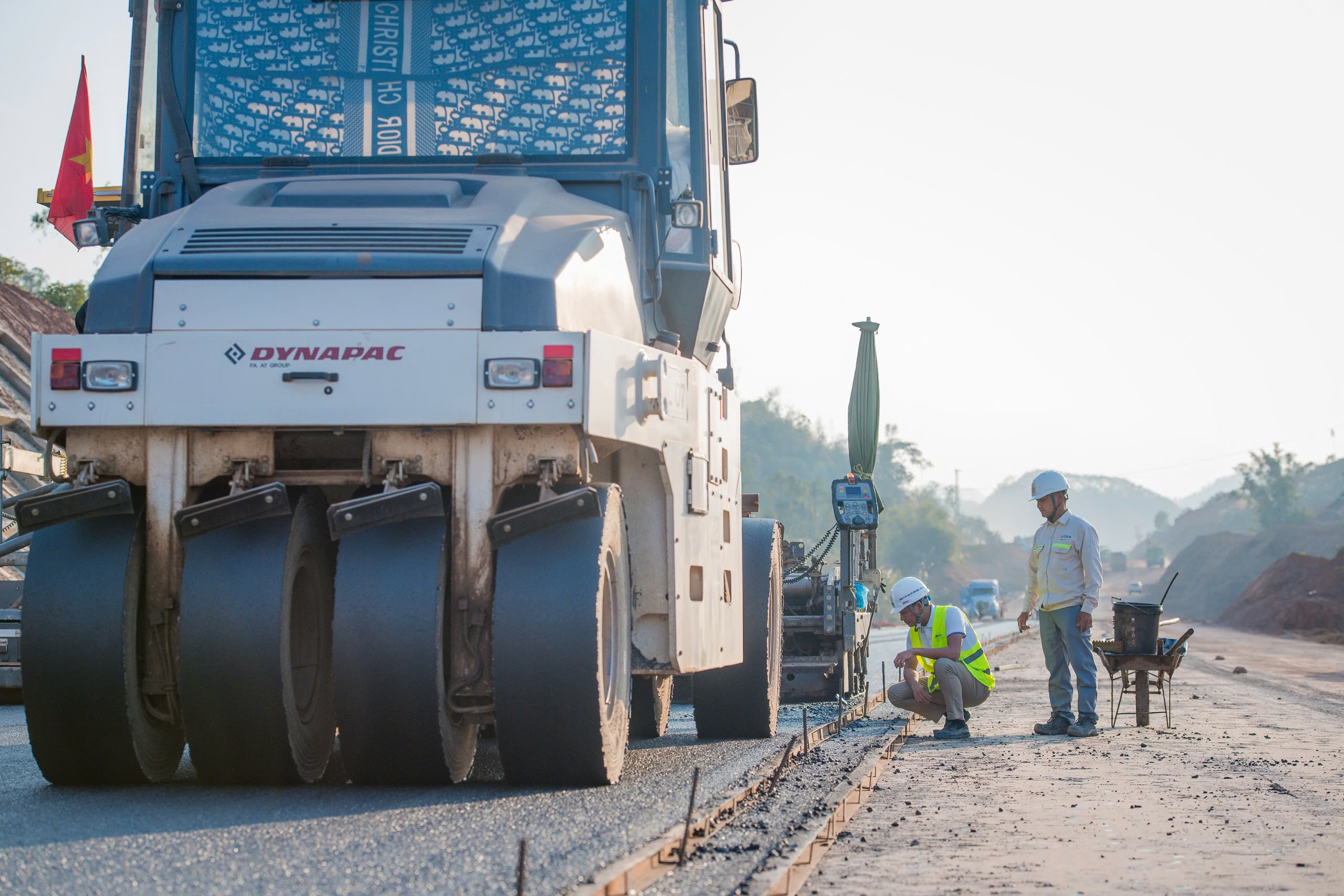 Toàn cảnh đoạn đầu tiên của cao tốc dài nhất Việt Nam: Trị giá 11.000 tỷ, sẽ thông xe sau một tuần nữa - Ảnh 13.