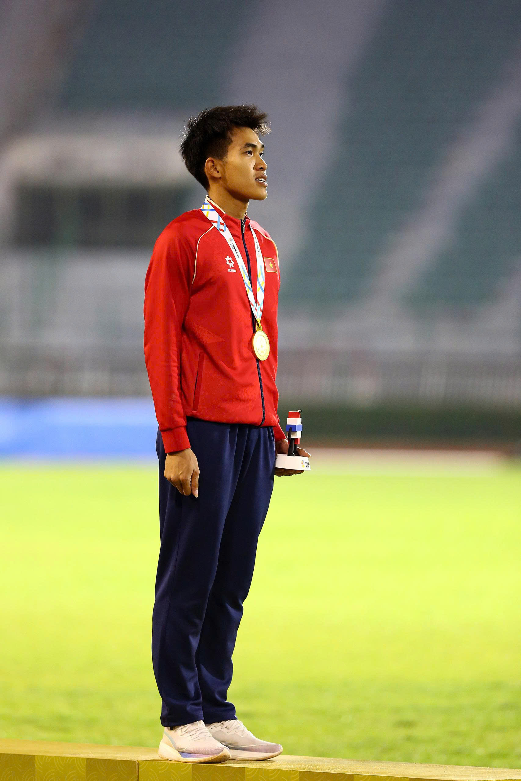 Khoảnh khắc xúc động, người bố chân đứng không vững, mắt rớm lệ khi con trai giành HCV SEA Games cho Việt Nam- Ảnh 9.