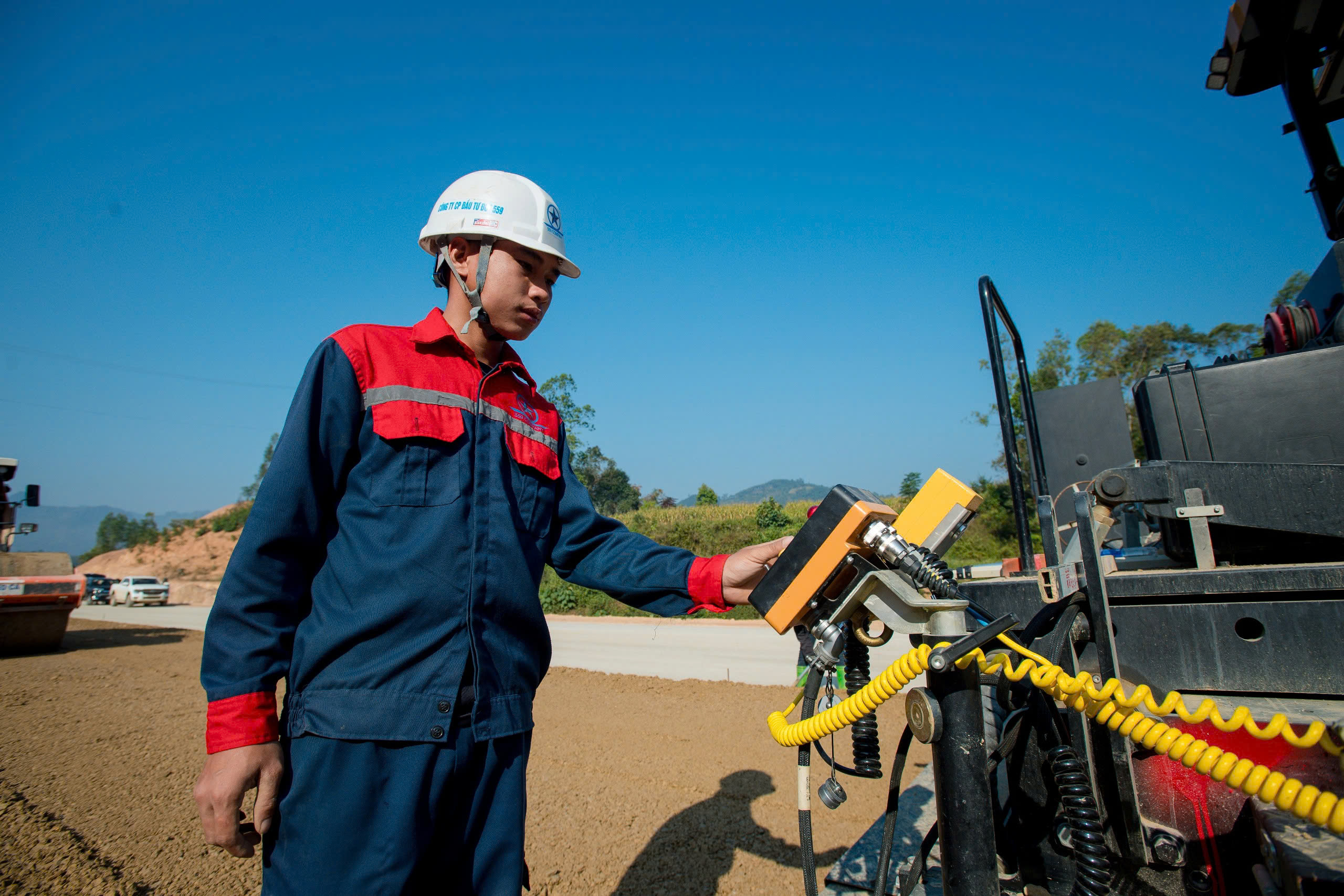 Toàn cảnh đoạn đầu tiên của cao tốc dài nhất Việt Nam: Trị giá 11.000 tỷ, sẽ thông xe sau một tuần nữa - Ảnh 5.