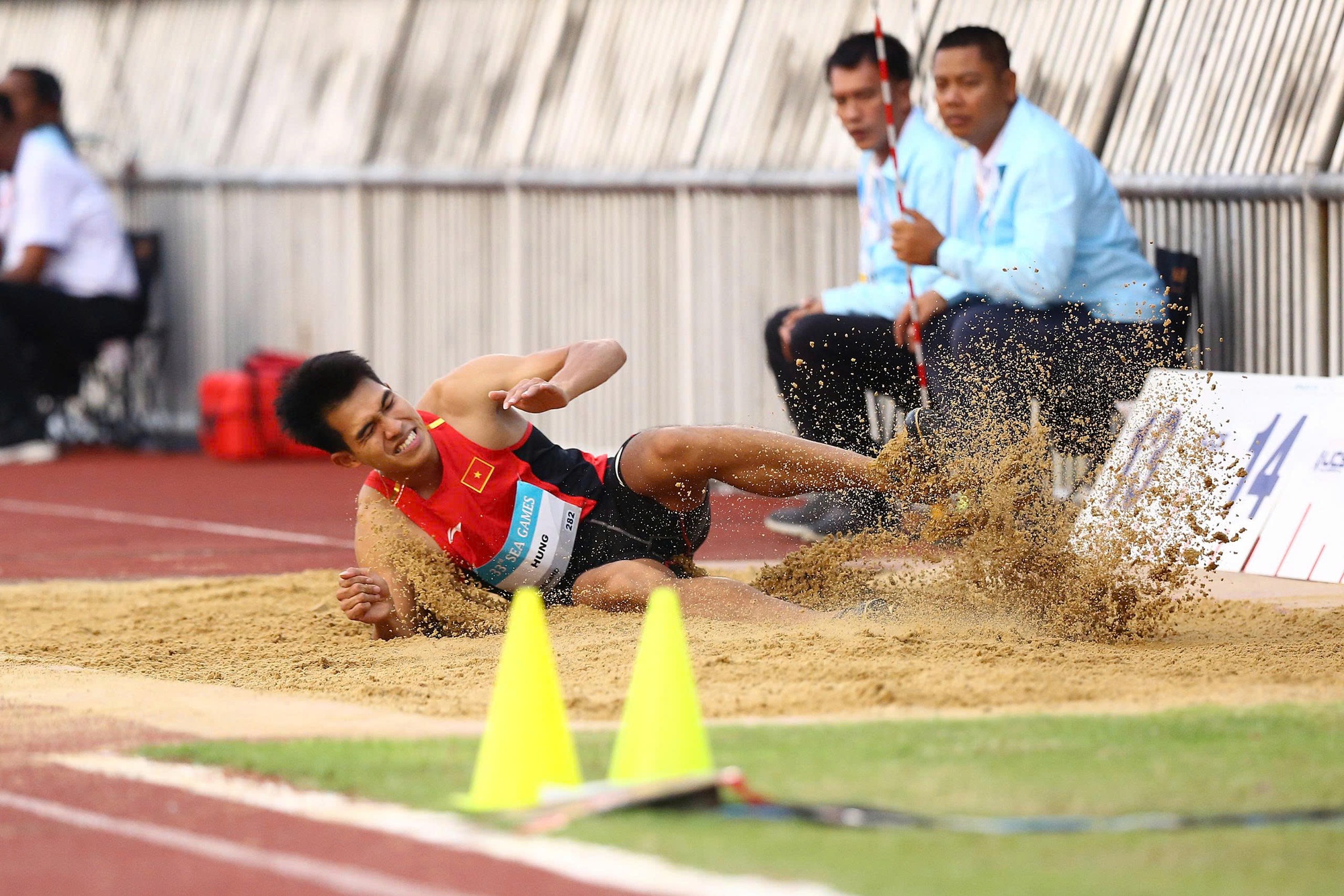 Khoảnh khắc xúc động, người bố chân đứng không vững, mắt rớm lệ khi con trai giành HCV SEA Games cho Việt Nam- Ảnh 6.