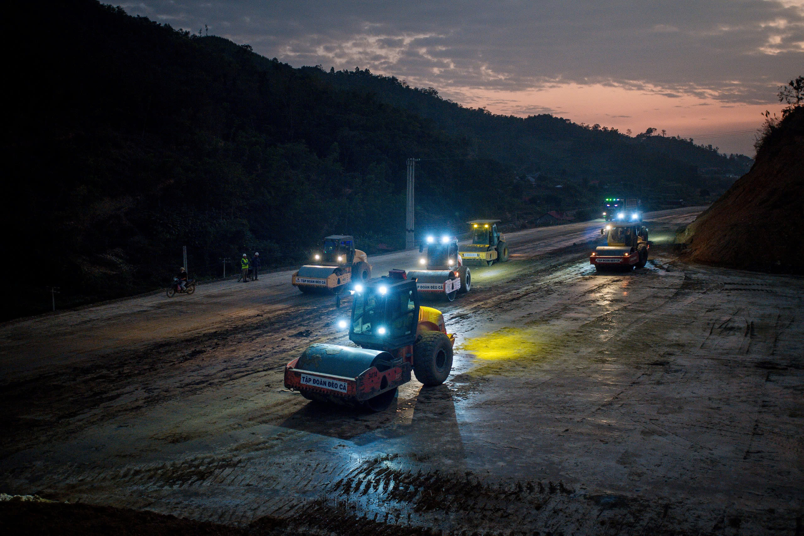 Toàn cảnh đoạn đầu tiên của cao tốc dài nhất Việt Nam: Trị giá 11.000 tỷ, sẽ thông xe sau một tuần nữa - Ảnh 9.