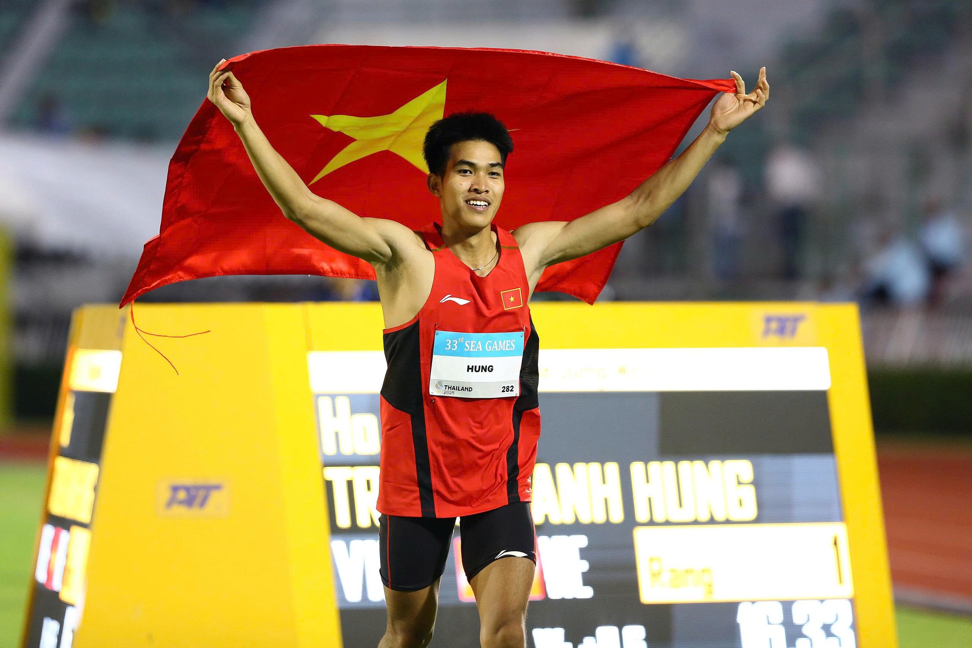 Khoảnh khắc xúc động, người bố chân đứng không vững, mắt rớm lệ khi con trai giành HCV SEA Games cho Việt Nam- Ảnh 1.